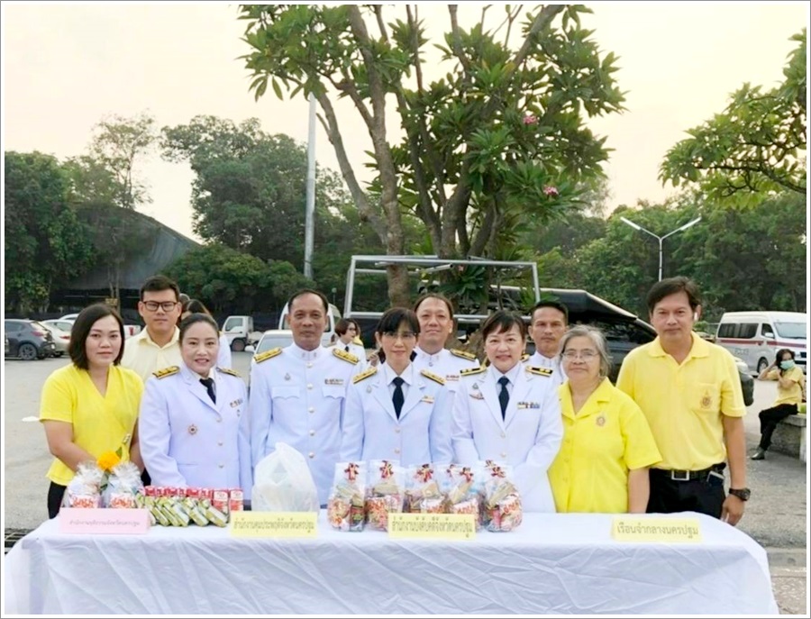 ﻿สำนักงานบังคับคดีกลุ่มจังหวัดที่ 7 (Sandbox) ร่วมพิธีทำบุญตักบาตร เนื่องในวันคล้ายวันสวรรคต พระบาทสมเด็จพระบรมชนกาธิเบศร มหาภูมิพลอดุลยเดชมหาราช บรมนาถบพิตร